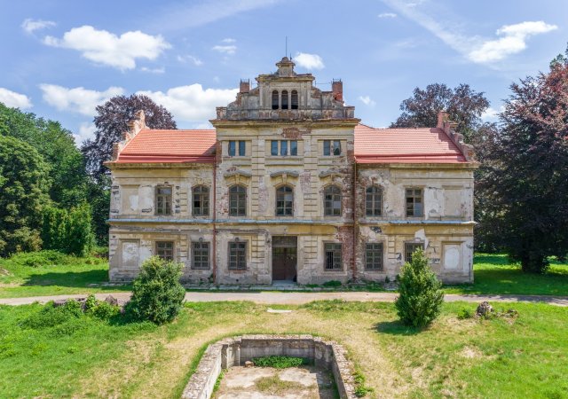 Zámek v Souticích na Benešovsku je na prodej.