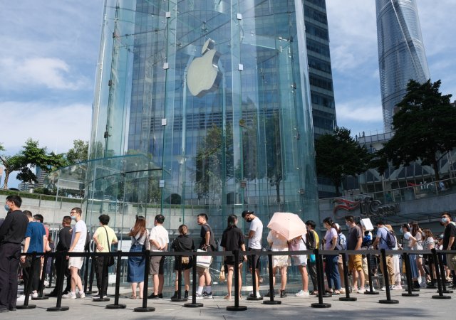 Fronta před prodejnou Apple v Šanghaji, poté, co Apple dal do prodeje nejnovější iPhone 13