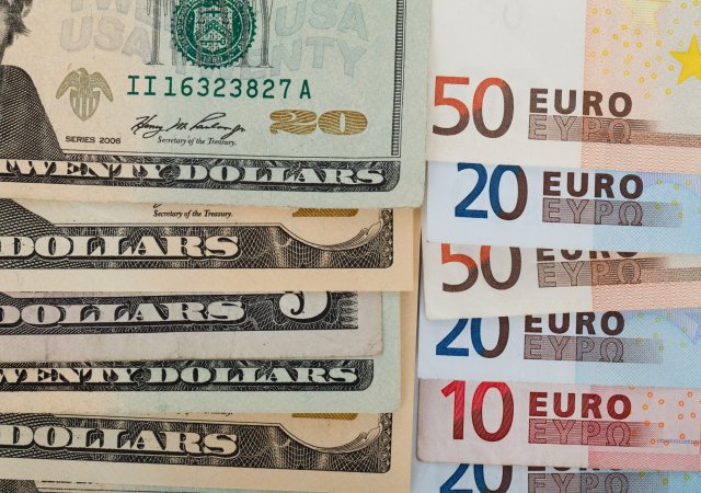 Euro se zřítilo pod úroveň dolaru, kvůli cenám plynu i německému exportu
