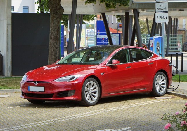 Tesla prodala v září 56 006 vozů vyrobených v Číně, nejvíce od zahájení výroby v Šanghaji zhruba před dvěma lety a o 27 procent více než v srpnu.