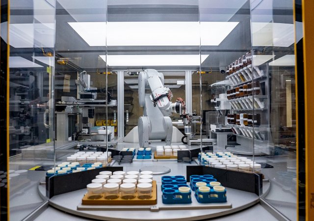 Pohled do Lawrenceovy národní laboratoře v kalifornském Berkeley, kde robot propojený s umělou inteligencí připravuje nové materiály a sám si stanovuje, jak při tom bude postupovat.
