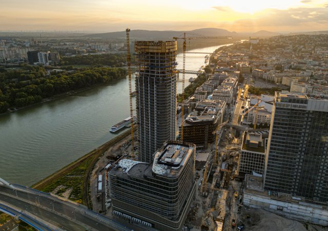 První slovenský mrakodrap - Eurovea Tower v Bratislavě před dokončením.