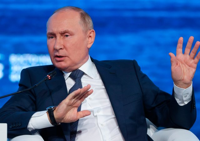 Prezident Putin zakázal vývoz ropy do zemí, které uplatňují cenový strop.