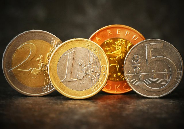 Silná česká měna zlevňuje dovolené i zboží z dovozu