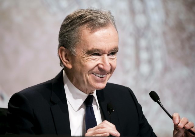 Nejbohatším člověkem na světě je letos podle 37. ročníku žebříčku časopisu Forbes šéf podniku na prodej luxusního zboží LVMH Bernard Arnault.