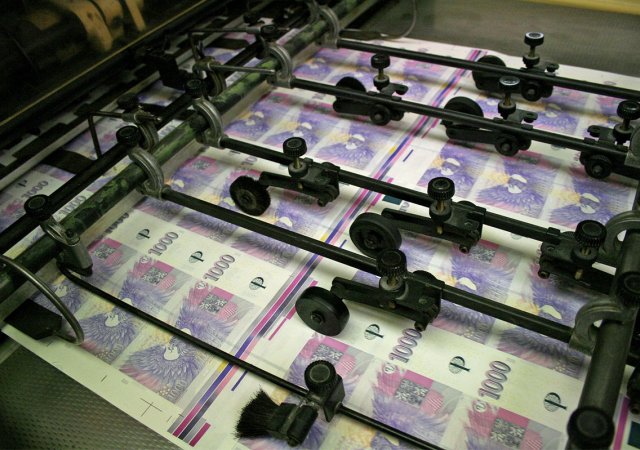 Tisk tisícikorunových bankovek v tiskárně cenin