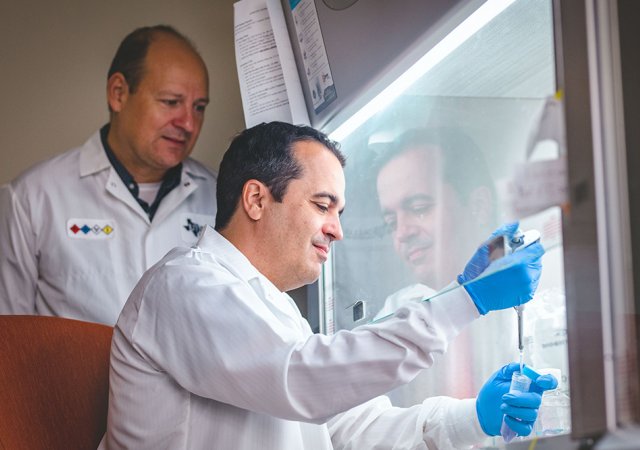 Vědci Leonidas Bleris (vpředu) a Yiorgos Makris z Texaské univerzity v Dallasu patří mezi tvůrce identifikátorů vložených do lidských buněk v laboratoři, aby se dalo kontrolovat jejich komerční využití a omezila se možnost krádeže.