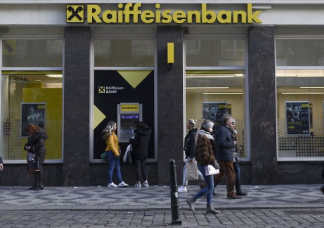 Raiffeisenbank loni stoupl zisk o desítky procent, pomohla fúze s Equa bank