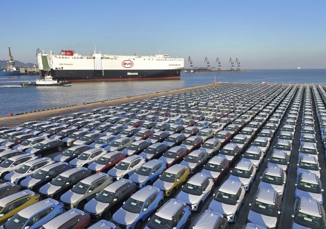 Eurokomisaři zavedli cla na dovoz elektromobilů z Číny