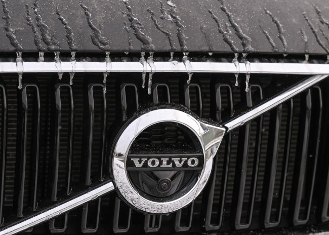 Volvo mění plány. Automobilka ustupuje od plně elektrické budoucnosti