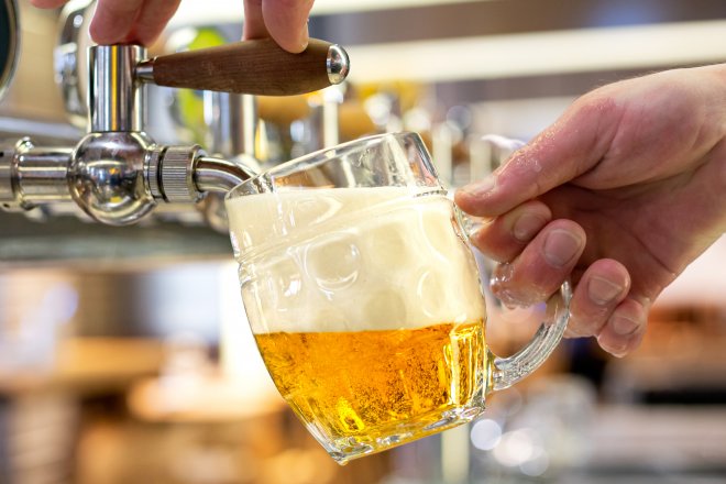 Pivovary v České republice loni uvařily zhruba 20 milionů hektolitrů piva, což bylo meziročně o 2,7 procenta méně