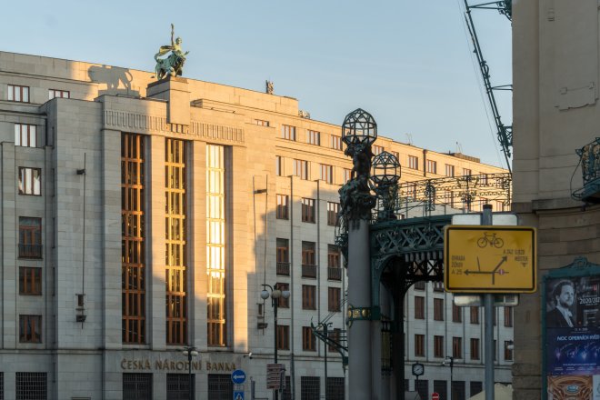 Konec boje s inflací a podpora růstu? ČNB čeká Sofiina volba