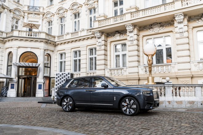 Během oficiální premiéry na Mezinárodním filmovém festivalu v Karlových Varech představili nový Rolls-Royce Cullinan Series II .