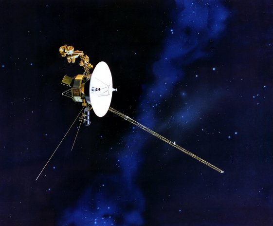 Americká kosmická sonda Voyager 1 opustila naši Sluneční soustavu a míří do mezihvězdného prostoru. Nyní je od Země vzdálena asi 25 miliard kilometrů, a je tak nejvzdálenějším lidmi vytvořeným objektem. Je příkladem zařízení, kterému se může hodit americiová baterie.