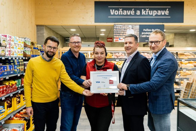 Červnový vítěz soutěže Visa Czech Top Shop, prodejna Penny ve Ždírci nad Sázavou, už má svoji plaketu.