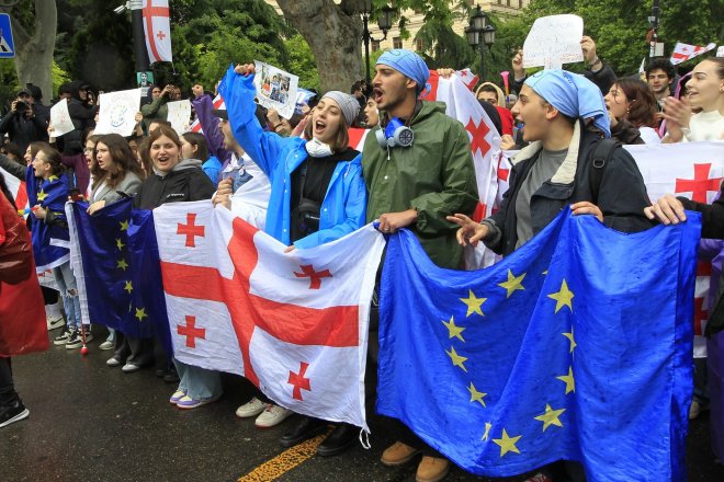 V ulicích hlavního města Tbilisi proti předloze už týdny demonstrují desetitisíce lidí