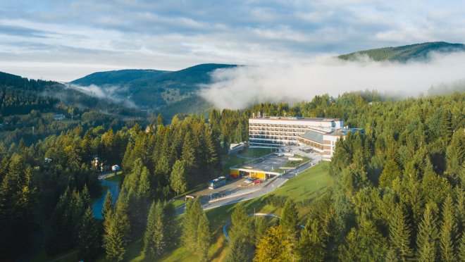 Majitelem Harmony Club Hotelu v Krkonoších je Otruba a Kellnerová s dcerou