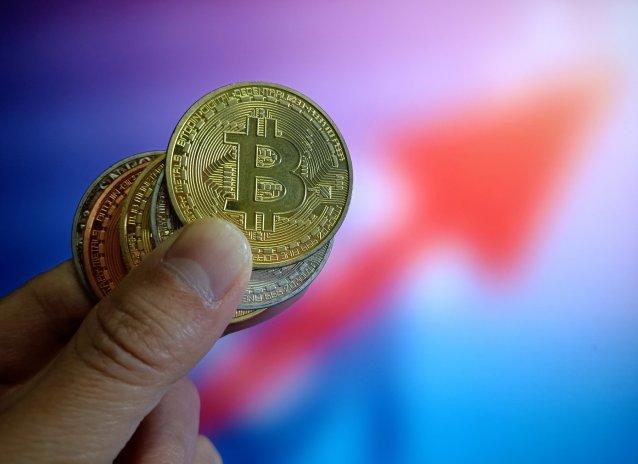 Bitcoin pokořil další metu. Mince už stojí přes dva miliony