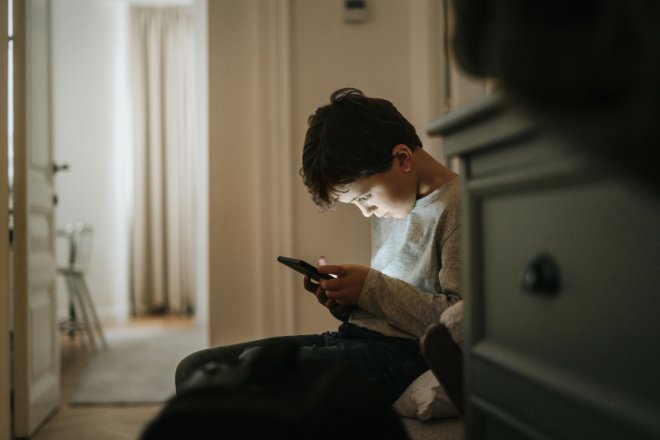 Britští poslanci chtějí, aby vláda zvážila zákaz chytrých telefonů pro děti