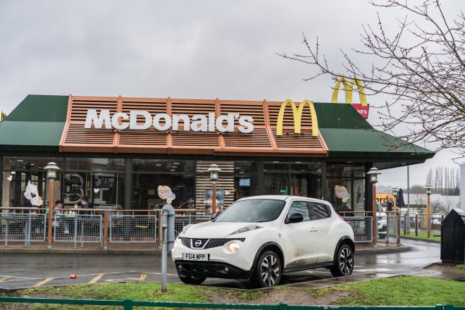 Češi jako moderní otroci. V britské pobočce McDonald’s jim gang bral i minimální mzdu