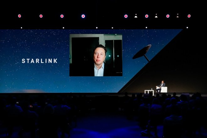 Elon Musk uspořádal v červnu 2021 vizuální tiskovou konferenci během druhého dne Mobile World Congress ve španělské Barceloně k projektům SpaceX a Starlink.