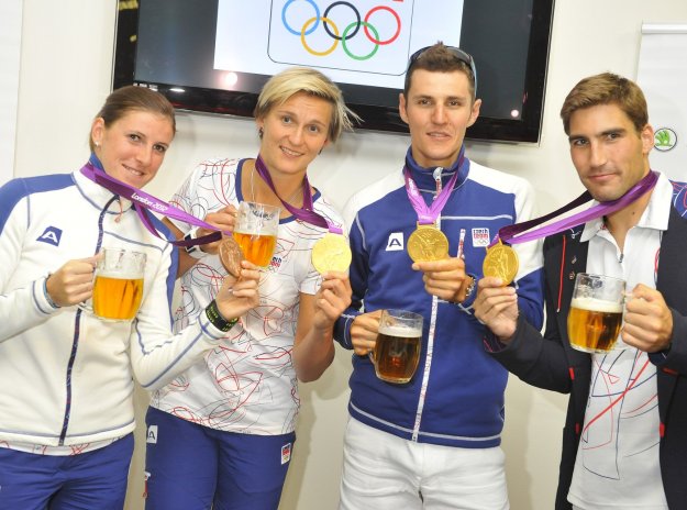 Čeští olympionici Zuzana Hejnová, Barbora Špotáková, Jaroslav Kulhavý a David Svoboda zapíjejí své medaile plzeňským pivem po příjezdu z OH 2012 v Londýně.