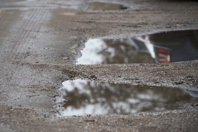 Stát opravuje silnice někdy neúčelně, stav třetiny z nich byl nevyhovující