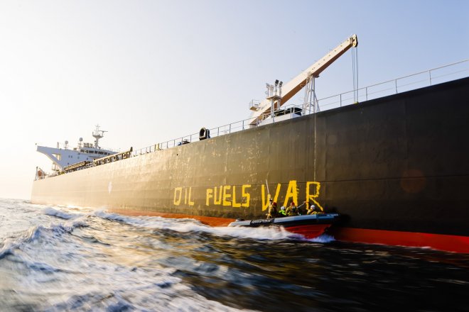 Z lodi na loď. K tajným překládkám ruské ropy dochází blízko Singapuru