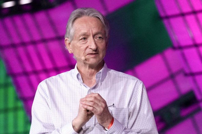 Geoffrey Hinton(na snímku), kterému se přezdívá Kmotr umělé inteligence, získal spolu Johnem Hopfieldem Nobelovu cenu za fyziku.