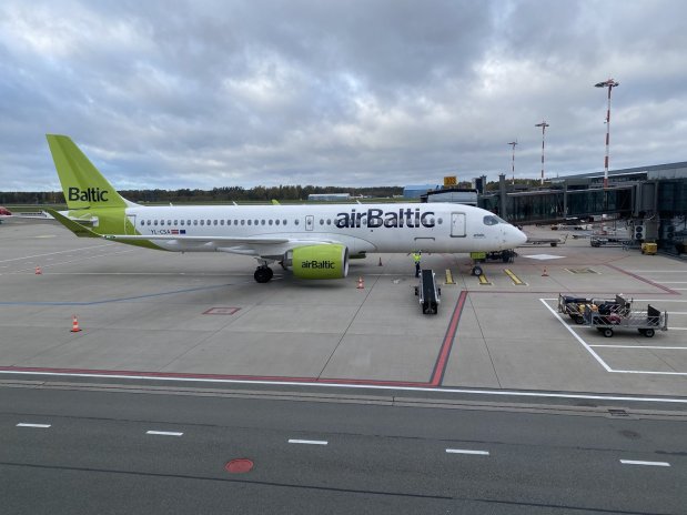 Letoun Airbus A-220 společnosti airBaltic na letišti v Rize