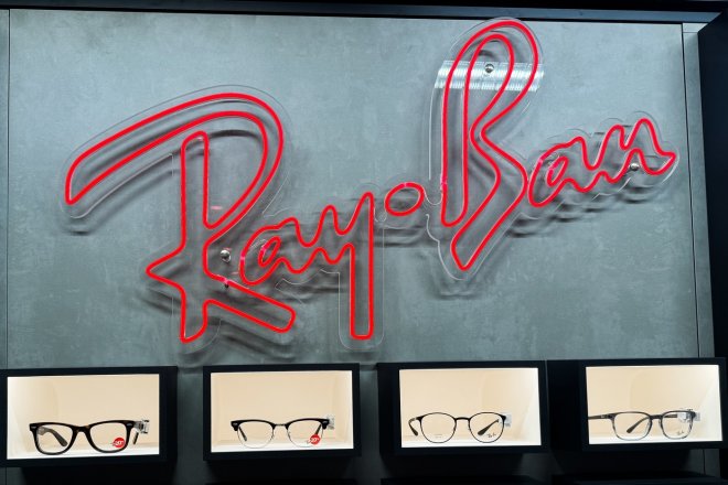 Meta Platforms jedná o nákupu podílu ve výrobci brýlí Ray-Ban