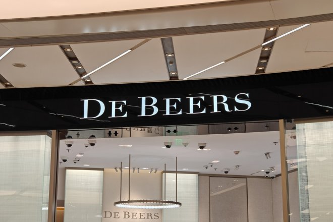 De Beers, někdejší světový diamantový monopol, změní většinového majitele. Poprvé od roku 1926