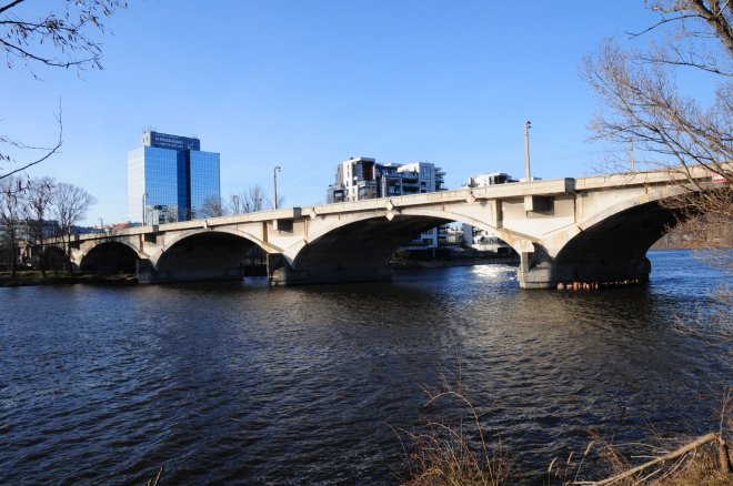 Praha stále nemá stavební povolení na opravu Libeňského mostu