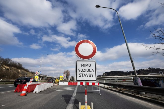 Oprava Barrandovského mostu se protáhne. Silničáři narazili na skryté vady