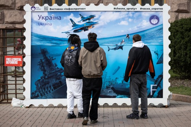 Poštovní známka velikosti plakátu v centru Kyjeva zobrazující ruské válečné lodě potopené po ukrajinských útocích v Černém moři