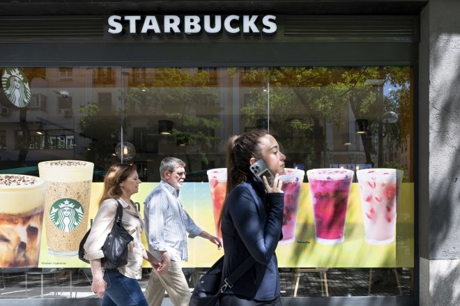 Starbucks má problémy, supi se slétají. Poradí si s nimi nový šéf? Zkušený je na to dost