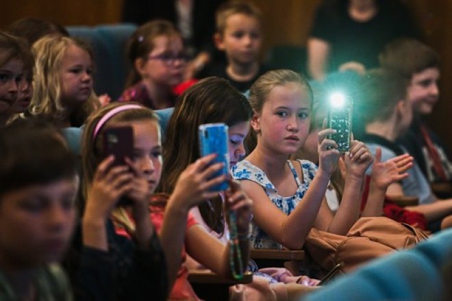 Britské školy zavádějí zákaz mobilních telefonů