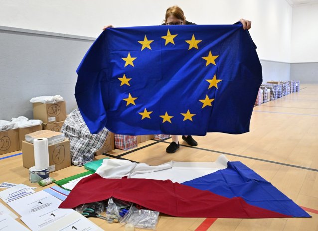 Pracovnice jihlavského magistrátu kompletuje vybavení volebních místností před volbami do Evropského parlamentu