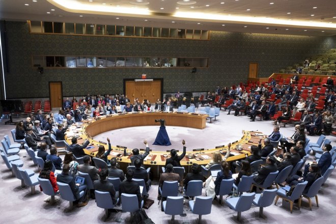 Členové Rady bezpečnosti OSN hlasují o schválení její první rezoluce schvalující plán příměří v Gaze