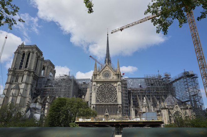 Macron tlačí do Notre-Dame moderní vitráže. A naráží u památkářů