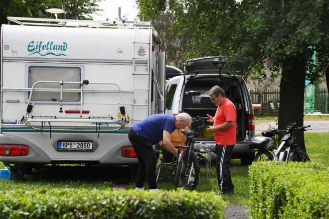 Letošní léto vrátilo Čechy ke kempingu. Hitem jsou obytňáky