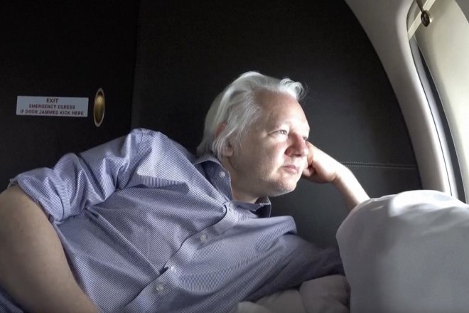 Zakladatel WikiLeaks Julian Assange přiznal vinu a po dohodě s úřady USA je volný