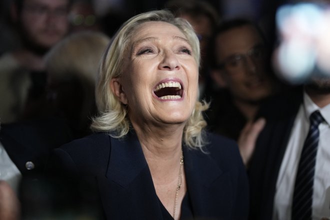 Krajně pravicová strana Národní sdružení (RN) Marine Le Penové získala v prvním kole parlamentních voleb ve Francii přibližně 34 procent hlasů