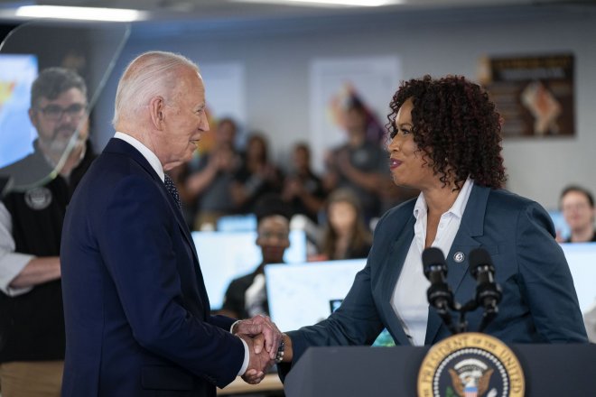 Prezident Spojených států Joe Biden a Muriel Bowserová, demokratka a starostka města Washington
