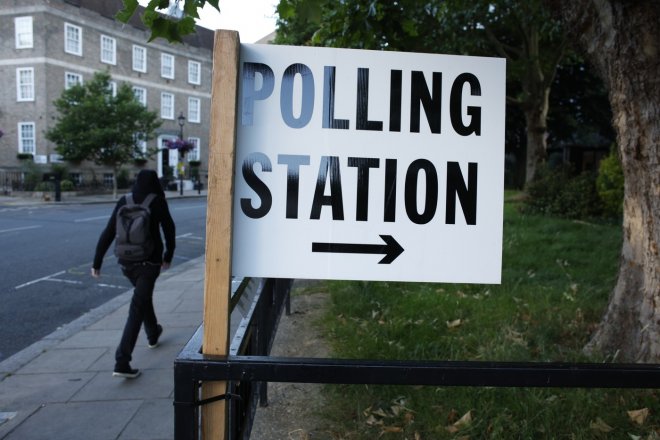 V Británii začaly parlamentní volby, čeká se vítězství labouristů