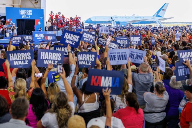 Trump šíří lži, že Harrisová "přifukuje" davy stoupenců