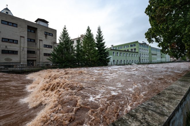 Řeka Stěnava protéká kolem textilního podniku Veba, 15. září 2024, Broumov.