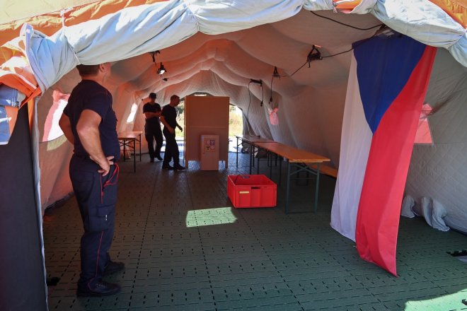 V Česku vyjma Prahy začaly dnes ve 14:00 volby krajských zastupitelů