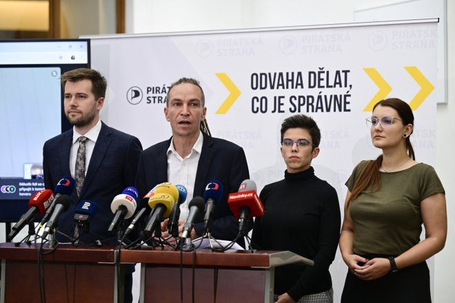 Tisková konference Pirátů k aktuální situaci po návrhu premiéra Petra Fialy (ODS) odvolat ministra pro místní rozvoj Ivana Bartoše (Piráti) z vlády