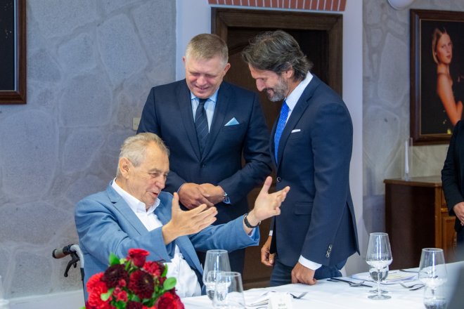 Bývalý prezident Miloš Zeman dnes slaví 80. narozeniny. Mezi prvními hosty, kteří dorazili, byli slovenští politici, premiér Robert Fico a ministr obrany Robert Kaliňák